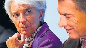 Hallan un hueso escafoides, plumas y excrementos secos en el bolso de Christine Lagarde